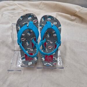 Reef Little Ahi toddler flip-flops with a "Nom Nom" shark print size 7/8
